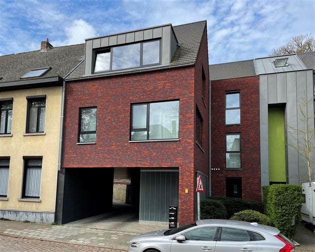 Gelijkvloers nieuwbouw appartement met tuin en 2 slpks.